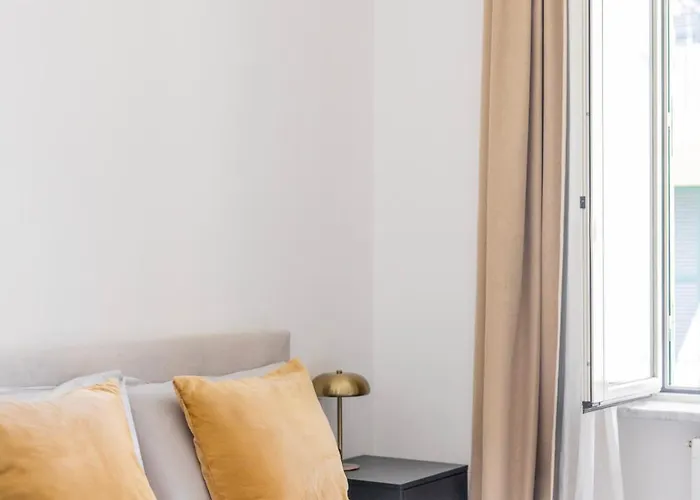 Apartment 23 , Rom